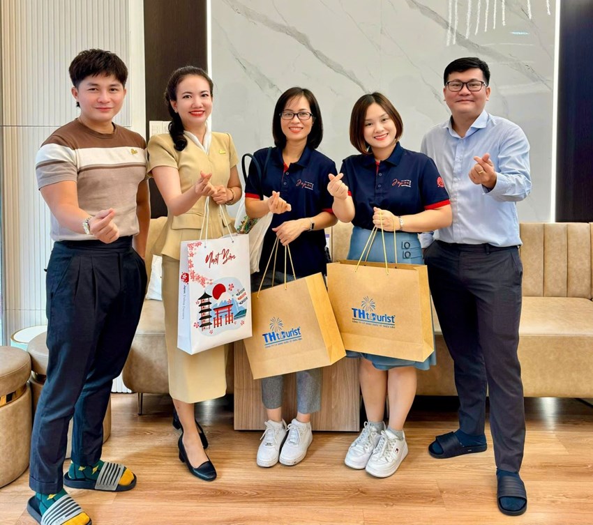 Japan National Tourism Organization ( JNTO ) Ghé Thăm Và Tặng Quà Cuối Năm Cho Du Lịch Triều Hảo