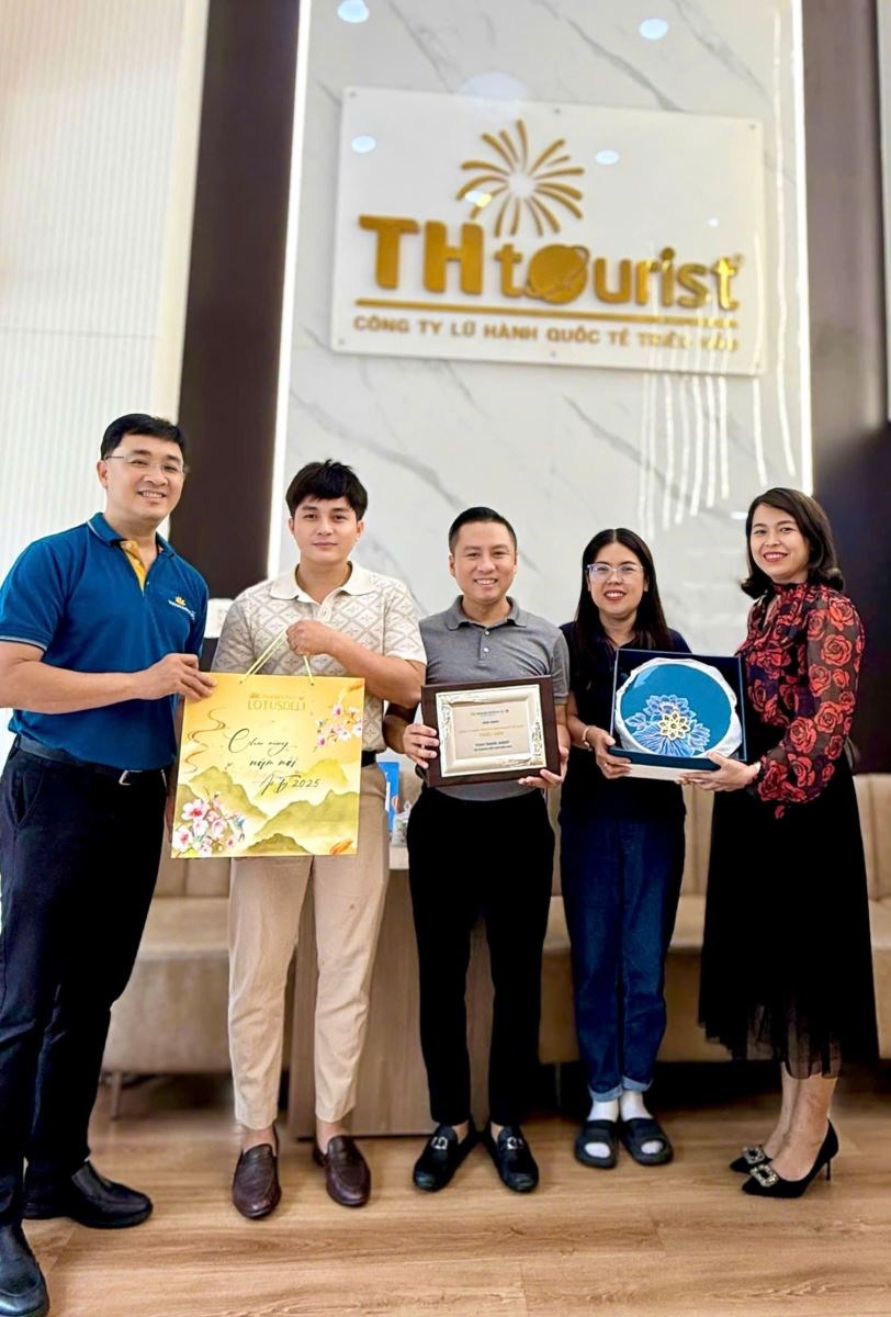 Du Lịch Triều Hảo Được Vinh Danh Top Titan Travel Agent 2024 Của Vietnam Airlines